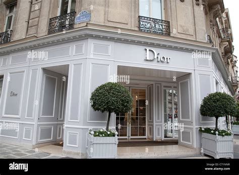 vitrine dior avenue montaigne|salon dior montaigne.